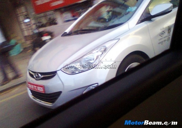 Hyundai Elantra spied - FrontView