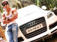 actor-sonu-soods-audi-q7-catches-fire-at-bandra-mumbai