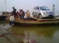 mahindra-xuv500-crosses-river-boat-bihar