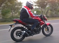suzuki-gixer-150-first-spyshot-emerge-online-2014-auto-expo-debut-likely