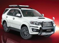toyota-fortuner-4x4-at-updated-toyota-innova-launched