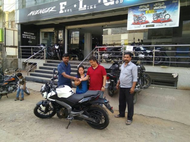 bajaj-dominar-400-moon-white-first-delivery-begins-across-22-cities