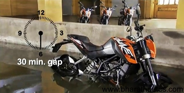 Video - KTM Duke 200 rides though its Exhaust Submerged in Water