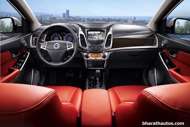 2014-SsangYong-Korando-DashView