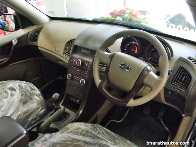 new-mahindra-xuv500-w4-india-dashview