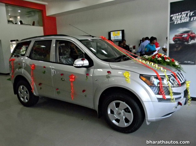 new-mahindra-xuv500-w4-india-frontview