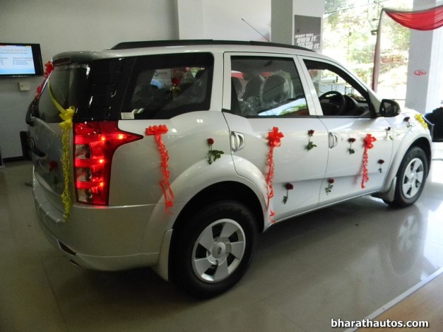 new-mahindra-xuv500-w4-india-rearview