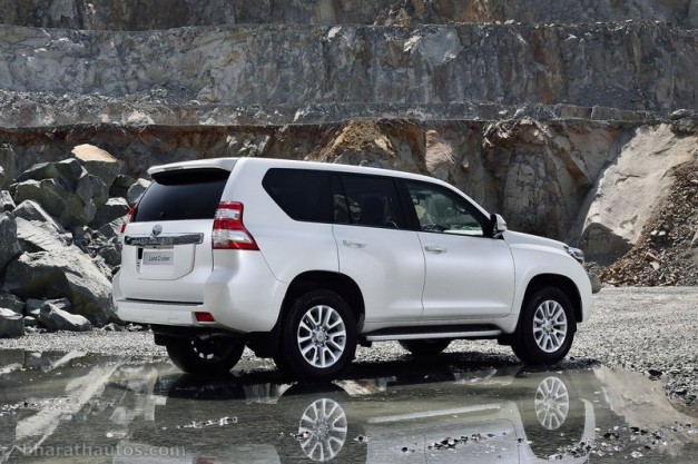 2014-toyota-land-cruiser-prado-facelift-rear-view-india
