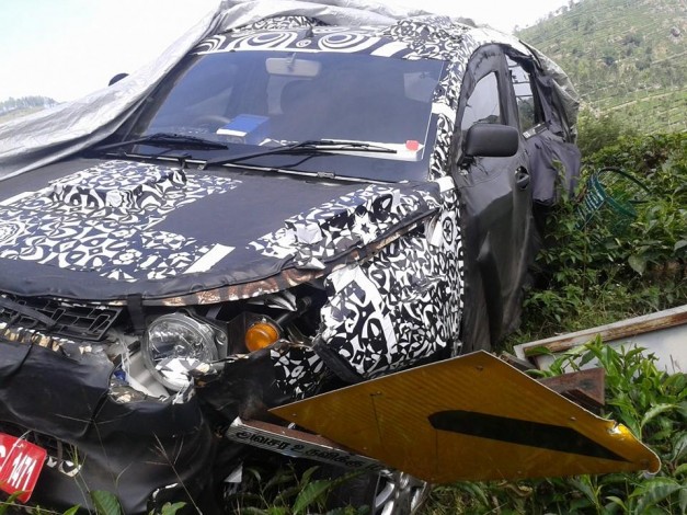 mahindra-xuv300-s101-compact-suv-crash-accident-front-view