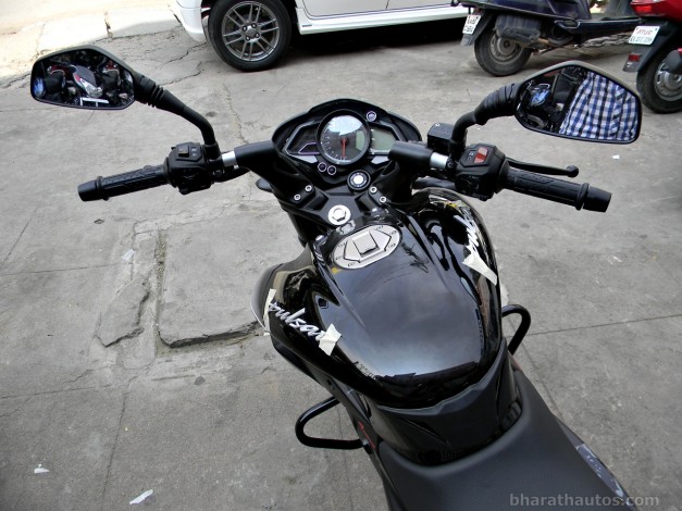 new-bajaj-pulsar-200ns-dual-tone-centre-console