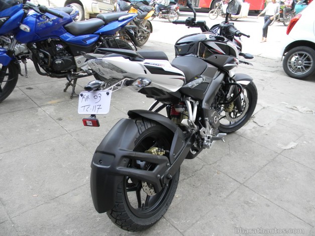 new-bajaj-pulsar-200ns-dual-tone-rear-view