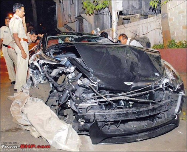 reliance-akash-ambani-aston-martin-rapide-accident-in-mumbai-accident