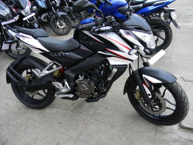 new-2014-bajaj-pulsar-200ns-dual-tone