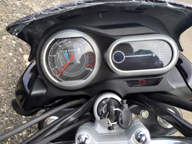 bajaj v15 seat