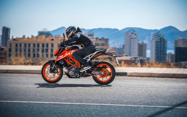 2017-ktm-390-duke-promo-video-performance-test