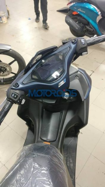 yamaha-aerox-155-maxi-scooter-spyshots-india-cockpit