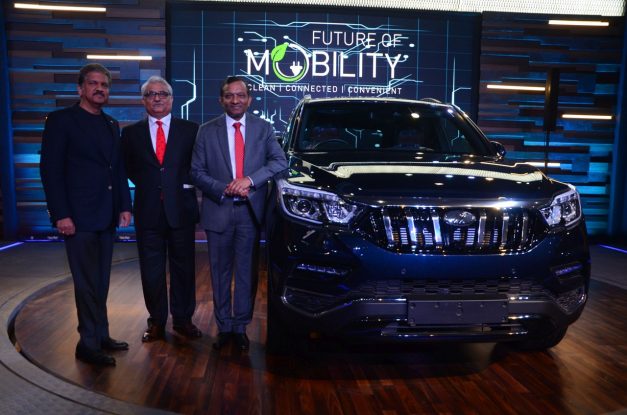 ssangyong-rexton-mahindra-xuv700-2018-indian-auto-expo
