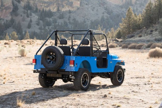 mahindra-roxor-off-roader-usa-america-rear-back-pictures-photos-images-snaps-gallery