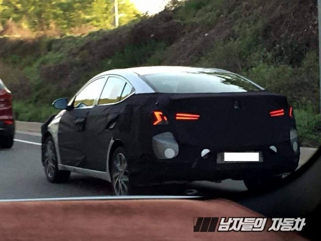 2019-hyundai-elantra-facelift-taillights-pictures-photos-images-snaps-gallery
