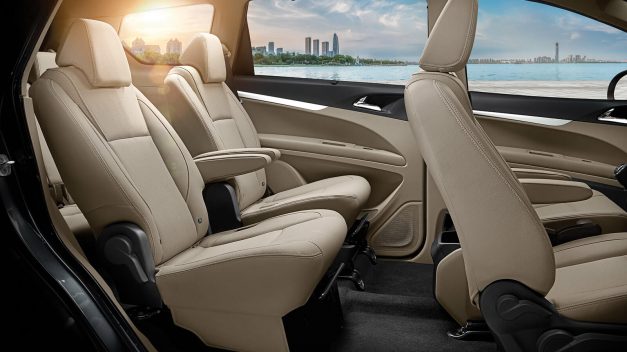 2018-mahindra-marazzo-mpv-2nd-row-passenger-seats-fabric-upholstery-india-pictures-photos-images-snaps-gallery