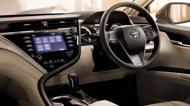 2019-toyota-camry-hybrid-dashboard-inside-india-pictures-photos-images-snaps-gallery