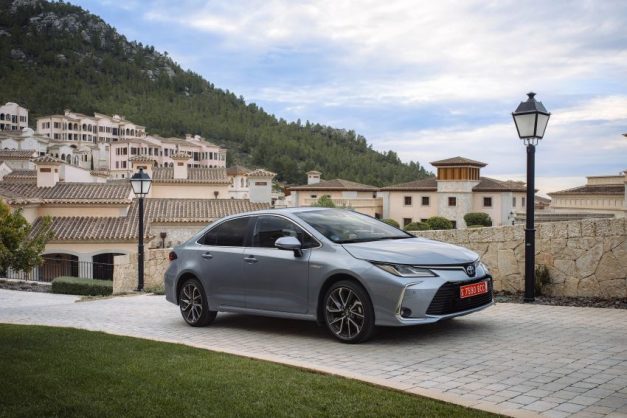 2020-toyota-corolla-altis-hybrid-sedan-india-pictures-photos-images-snaps-gallery