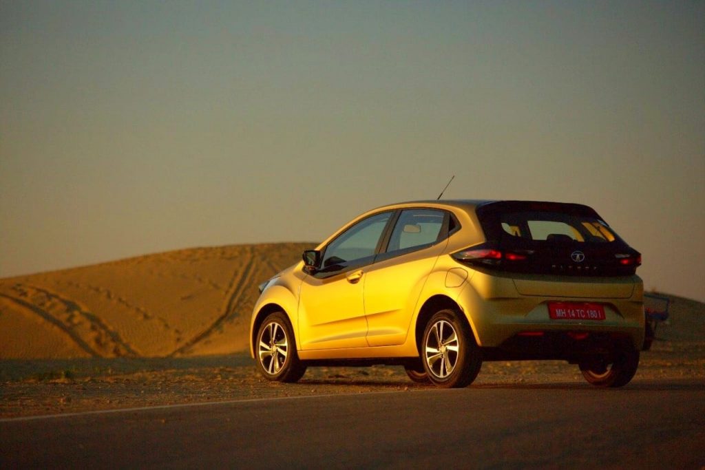2020-tata-altroz-xz-rear-back-india-pictures-photos-images-snaps-gallery