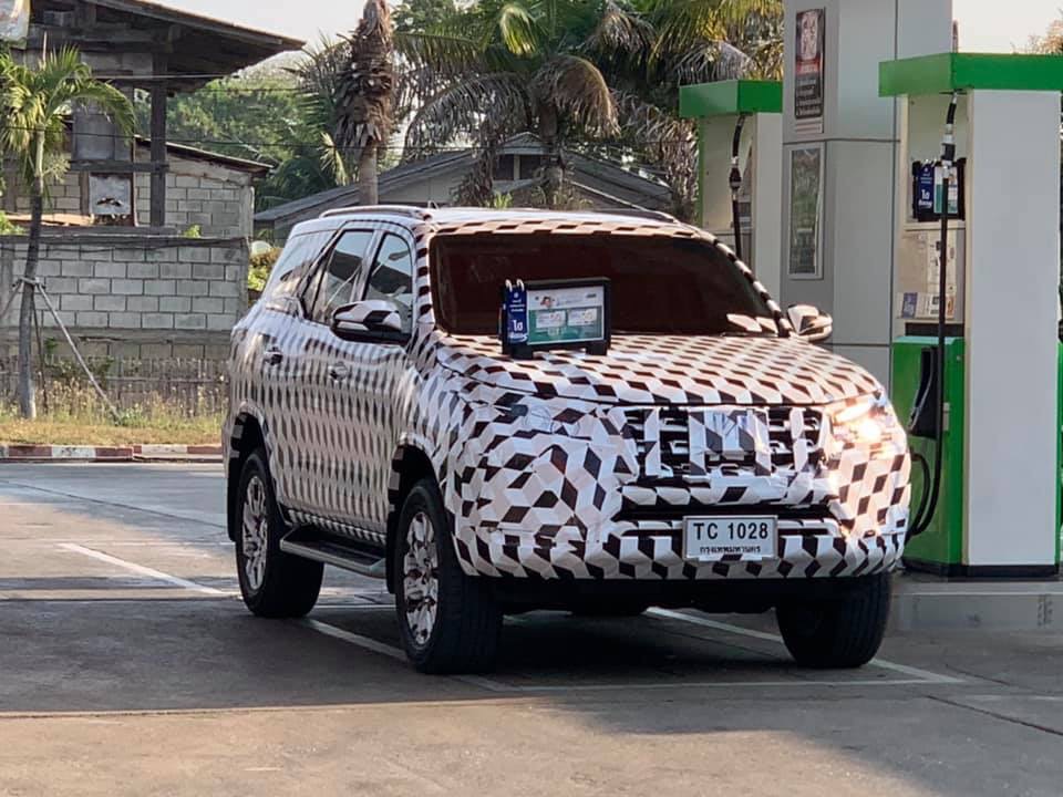 2021-toyota-fortuner-suv-facelift-front-spied-india-pictures-photos-images-snaps-gallery-video