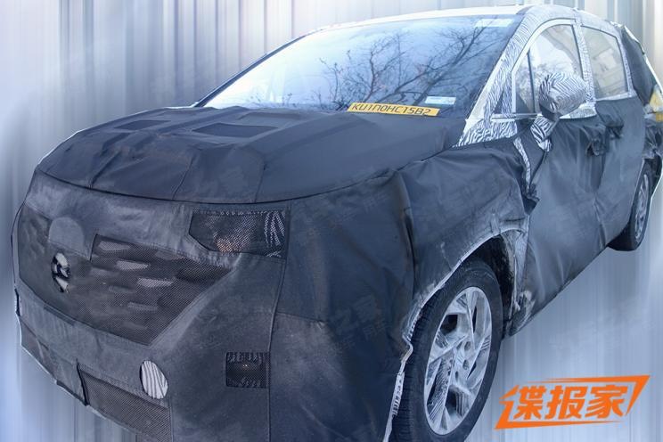 new-hyundai-carnival-mpv-front-side-spied-india-pictures-photos-images-snaps-gallery